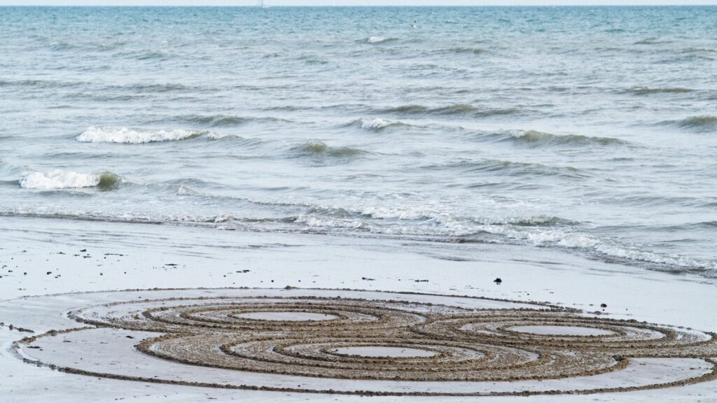 מעגלים בחול מסמנים מעגליות ומחזוריות החיים